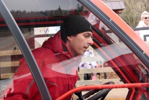 Roman Mužík z Topkarmoto připravuje stroj pro soutěž